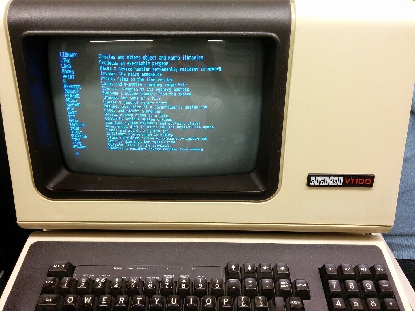 Part of the output of the "HELP" command on a VT100 computer from 1978 By Autopilot - Own work, CC BY-SA 3.0, (https://commons.wikimedia.org/w/index.php?curid=32815073)