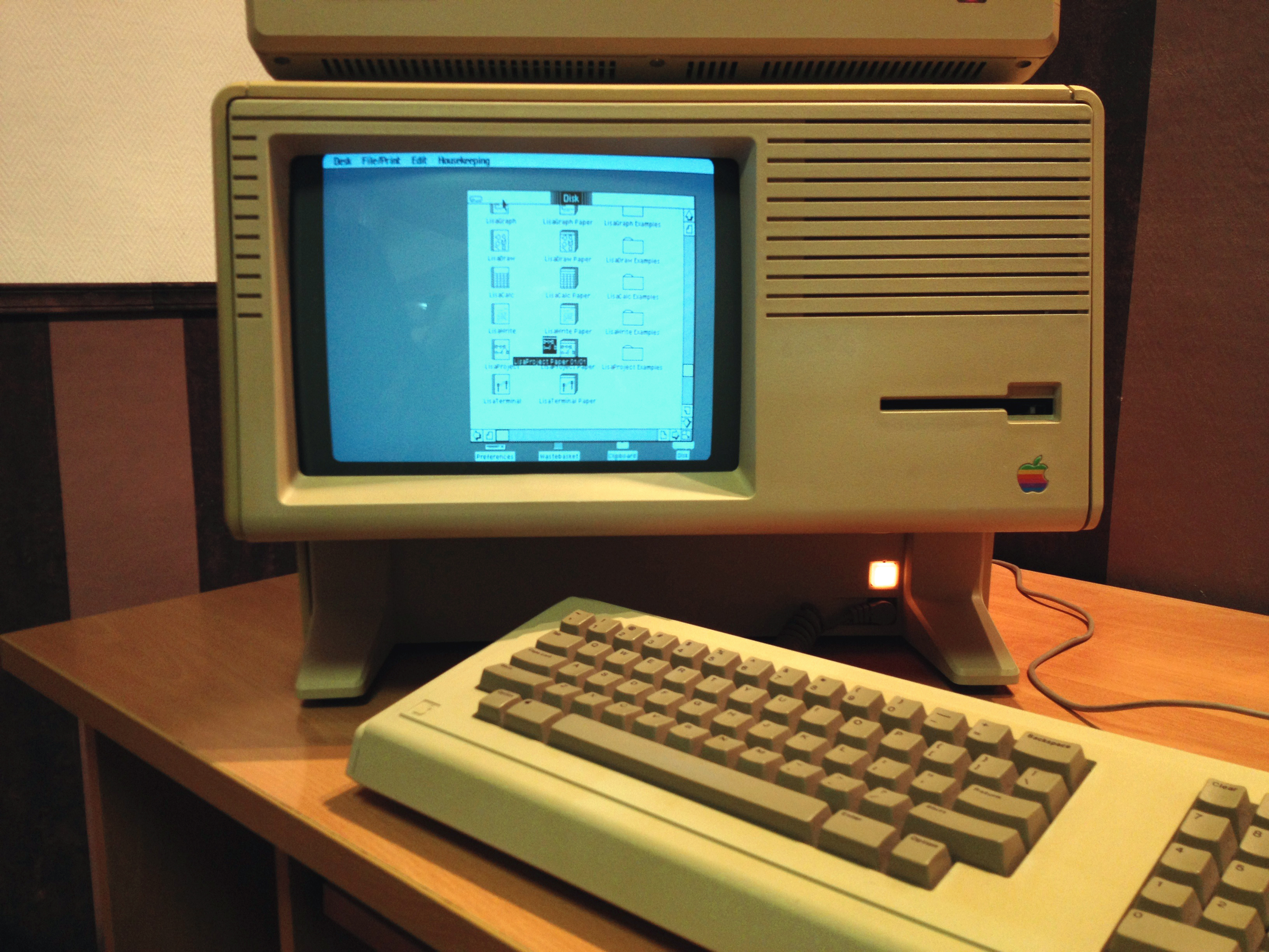 Early graphical interface on the 1983 Apple Lisa (wikimedia: By Álvaro Ibáñez from Madrid, Spain - Apple Lisa (Little Apple Museum), CC BY 2.0, https://commons.wikimedia.org/w/index.php?curid=39544147)