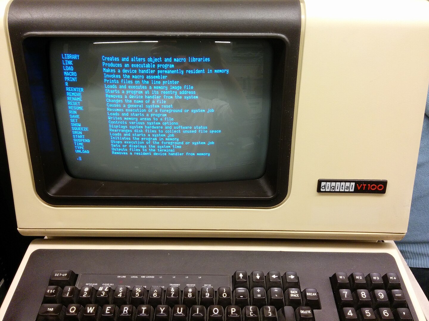 Part of the output of the "HELP" command on a VT100 computer from 1978 By Autopilot - Own work, CC BY-SA 3.0, (https://commons.wikimedia.org/w/index.php?curid=32815073)