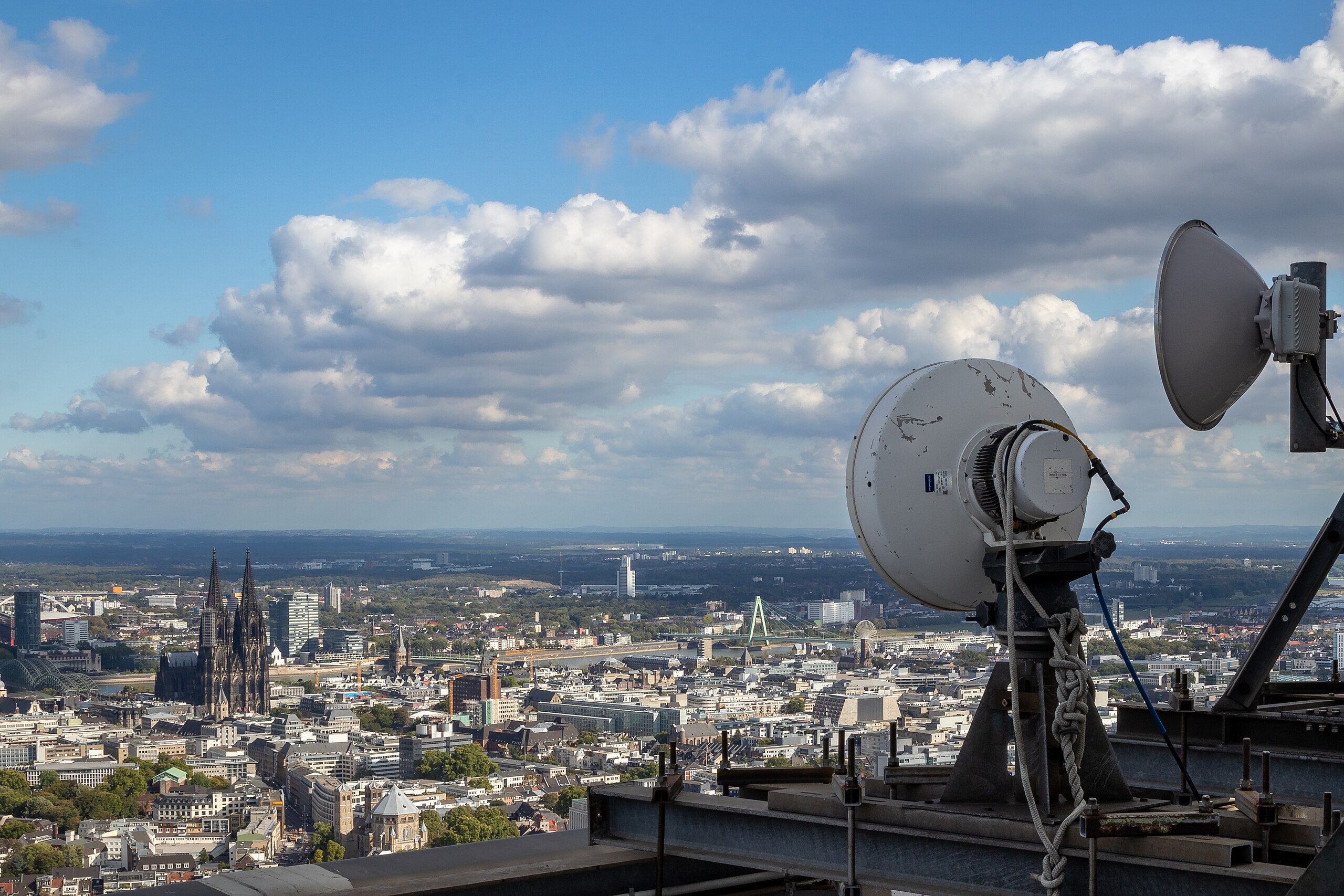 On top of cables, there is a growing network of antennas. 5G antenna in Köln, Germany.Superbass, CC BY-SA 4.0 via Wikimedia Commons